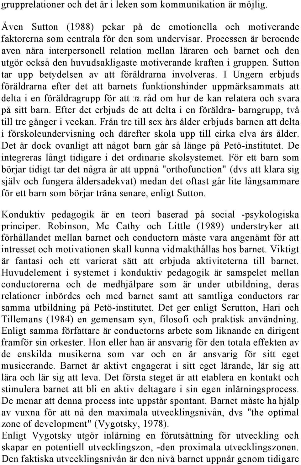 Sutton tar upp betydelsen av att föräldrarna involveras. I Ungern erbjuds föräldrarna efter det att barnets funktionshinder uppmärksammats att delta i en föräldragrupp för att :ra.