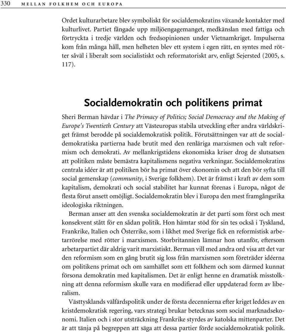 Impulserna kom från många håll, men helheten blev ett system i egen rätt, en syntes med rötter såväl i liberalt som socialistiskt och reformatoriskt arv, enligt Sejersted (2005, s. 117).