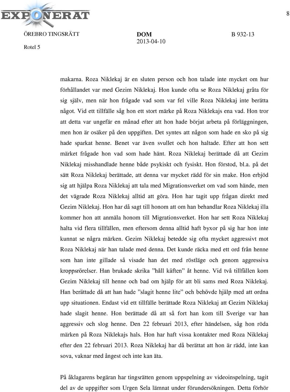 Hon tror att detta var ungefär en månad efter att hon hade börjat arbeta på förläggningen, men hon är osäker på den uppgiften. Det syntes att någon som hade en sko på sig hade sparkat henne.