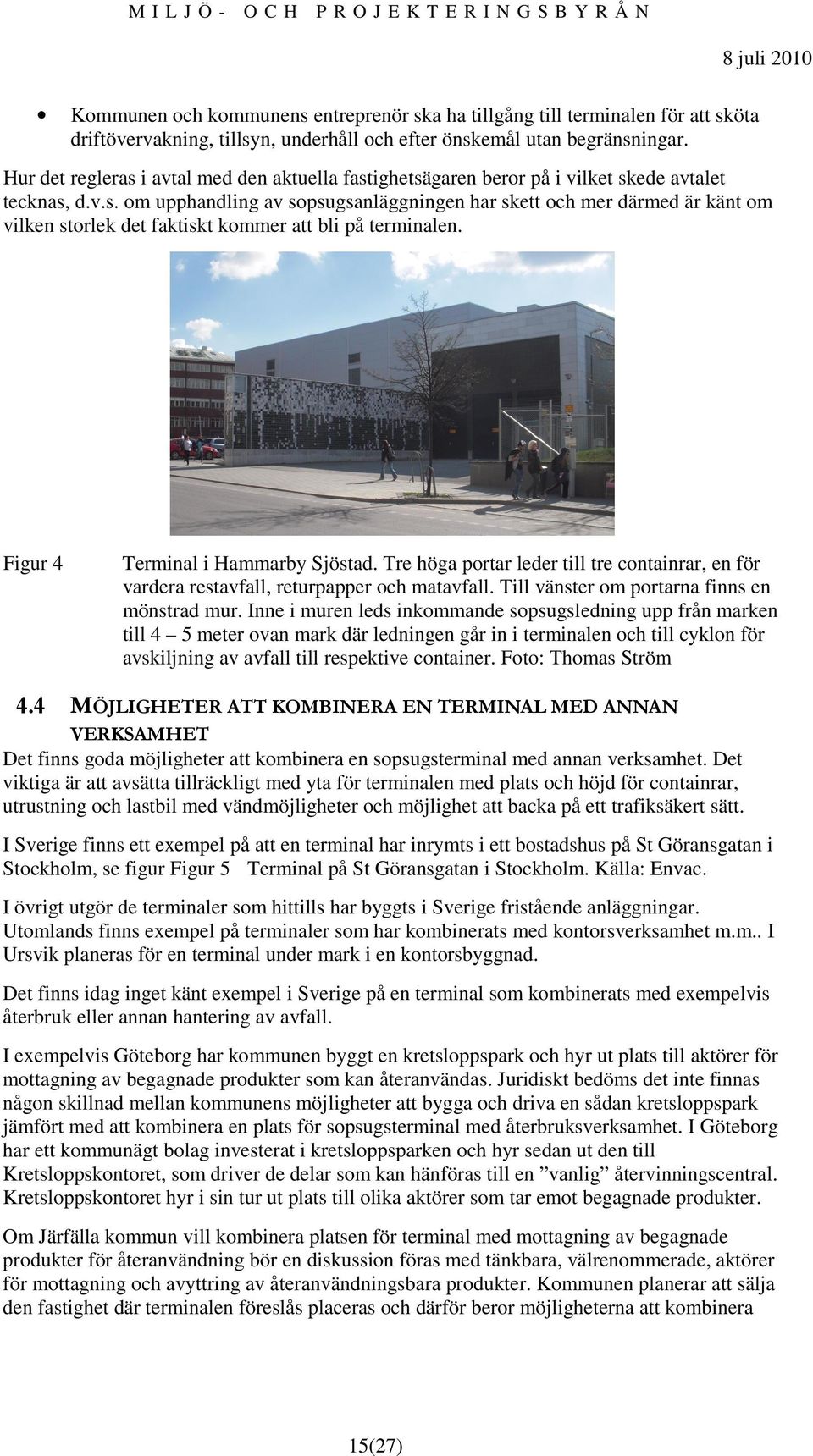 Figur 4 Terminal i Hammarby Sjöstad. Tre höga portar leder till tre containrar, en för vardera restavfall, returpapper och matavfall. Till vänster om portarna finns en mönstrad mur.