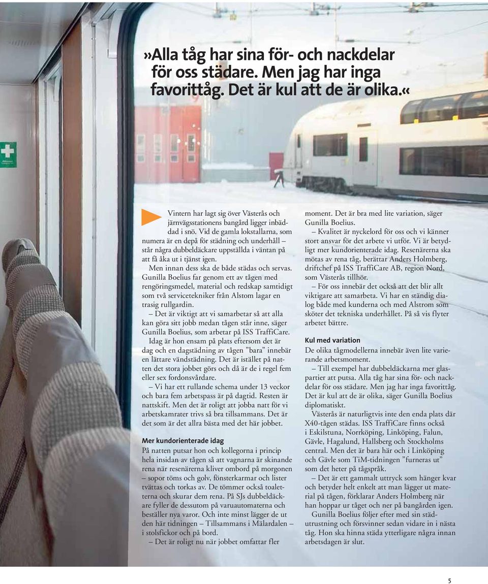 Gunilla Boelius far genom ett av tågen med rengöringsmedel, material och redskap samtidigt som två servicetekniker från Alstom lagar en trasig rullgardin.