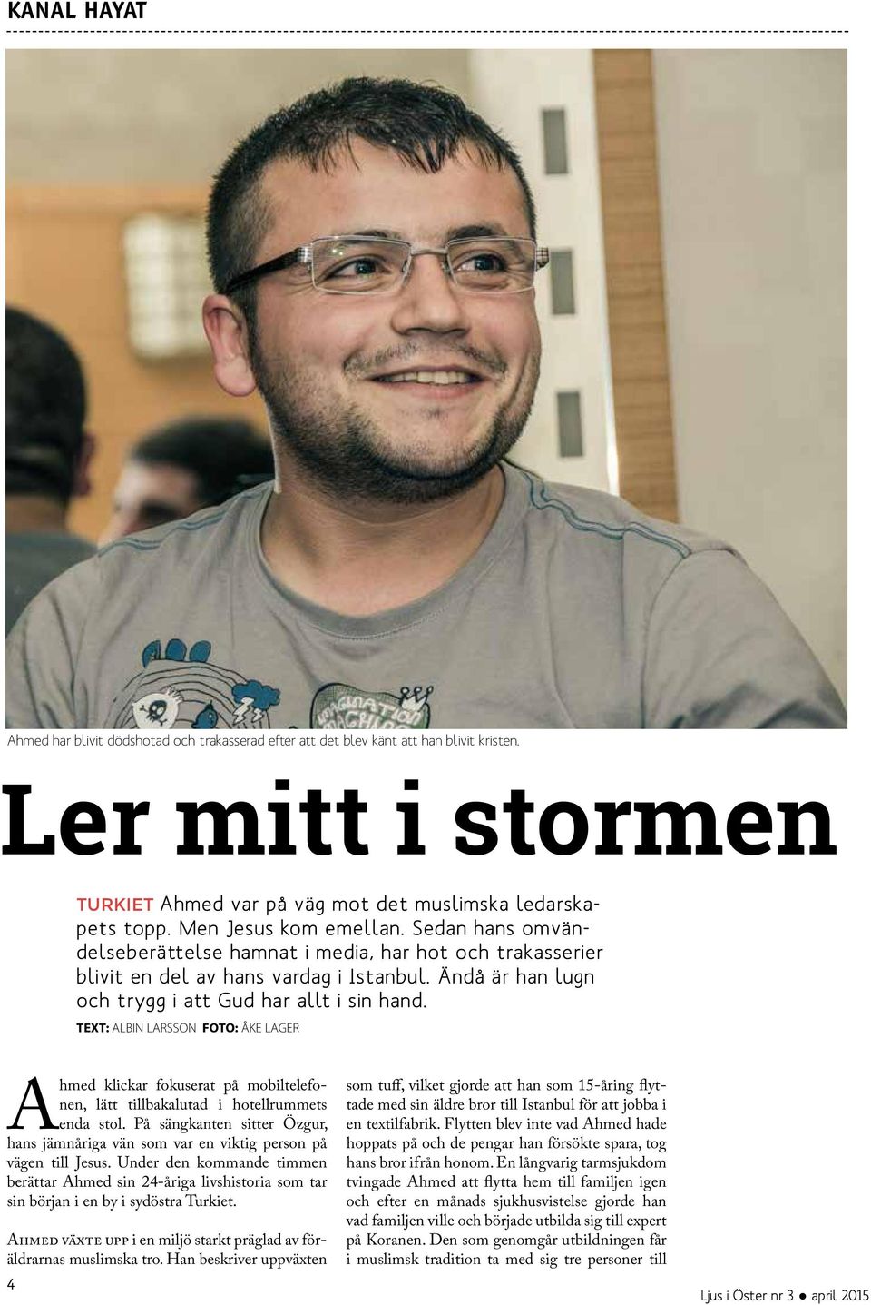 TEXT: ALBIN LARSSON FOTO: ÅKE LAGER Ahmed klickar fokuserat på mobiltelefonen, lätt tillbakalutad i hotellrummets enda stol.