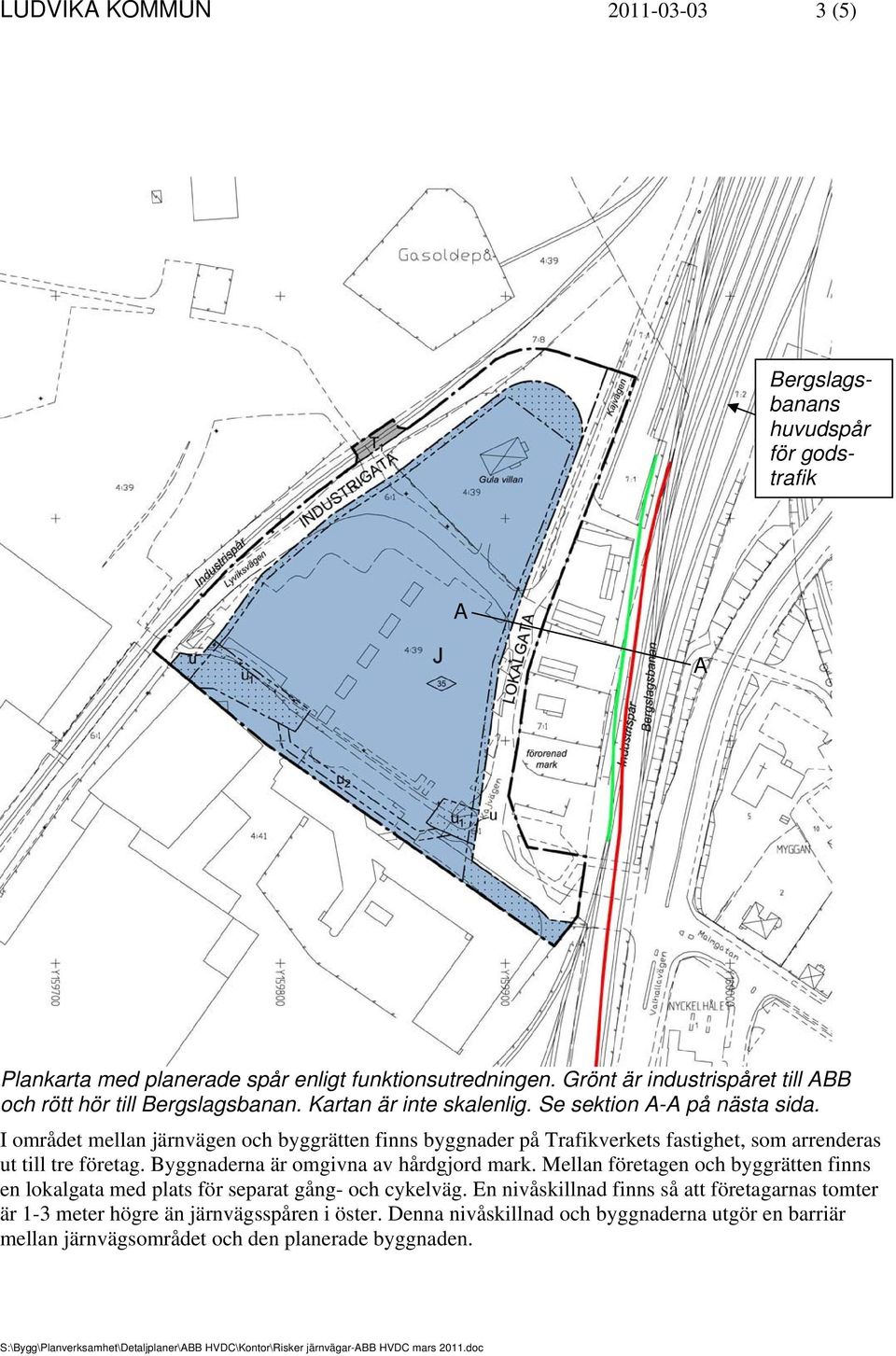 I området mellan järnvägen och byggrätten finns byggnader på Trafikverkets fastighet, som arrenderas ut till tre företag. Byggnaderna är omgivna av hårdgjord mark.