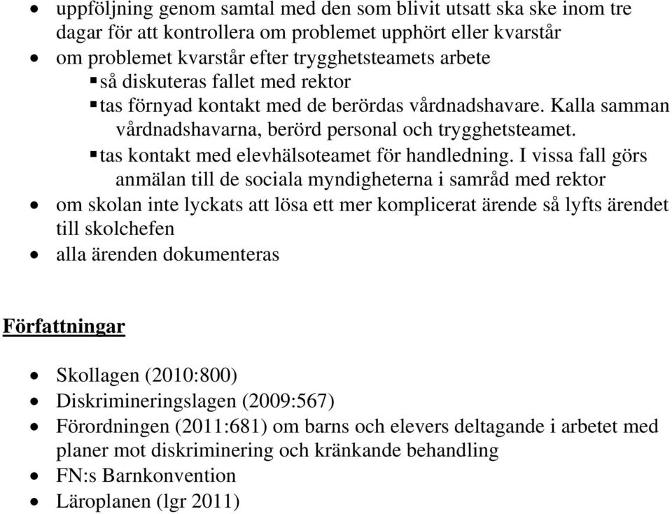 I vissa fall görs anmälan till de sociala myndigheterna i samråd med rektor om skolan inte lyckats att lösa ett mer komplicerat ärende så lyfts ärendet till skolchefen alla ärenden dokumenteras