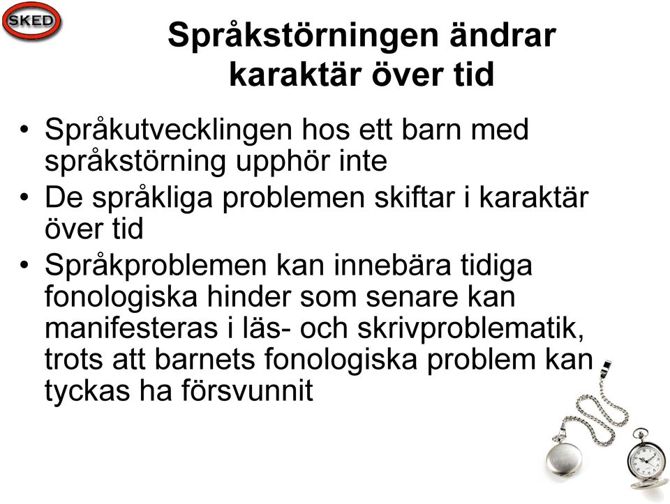 Språkproblemen kan innebära tidiga fonologiska hinder som senare kan manifesteras