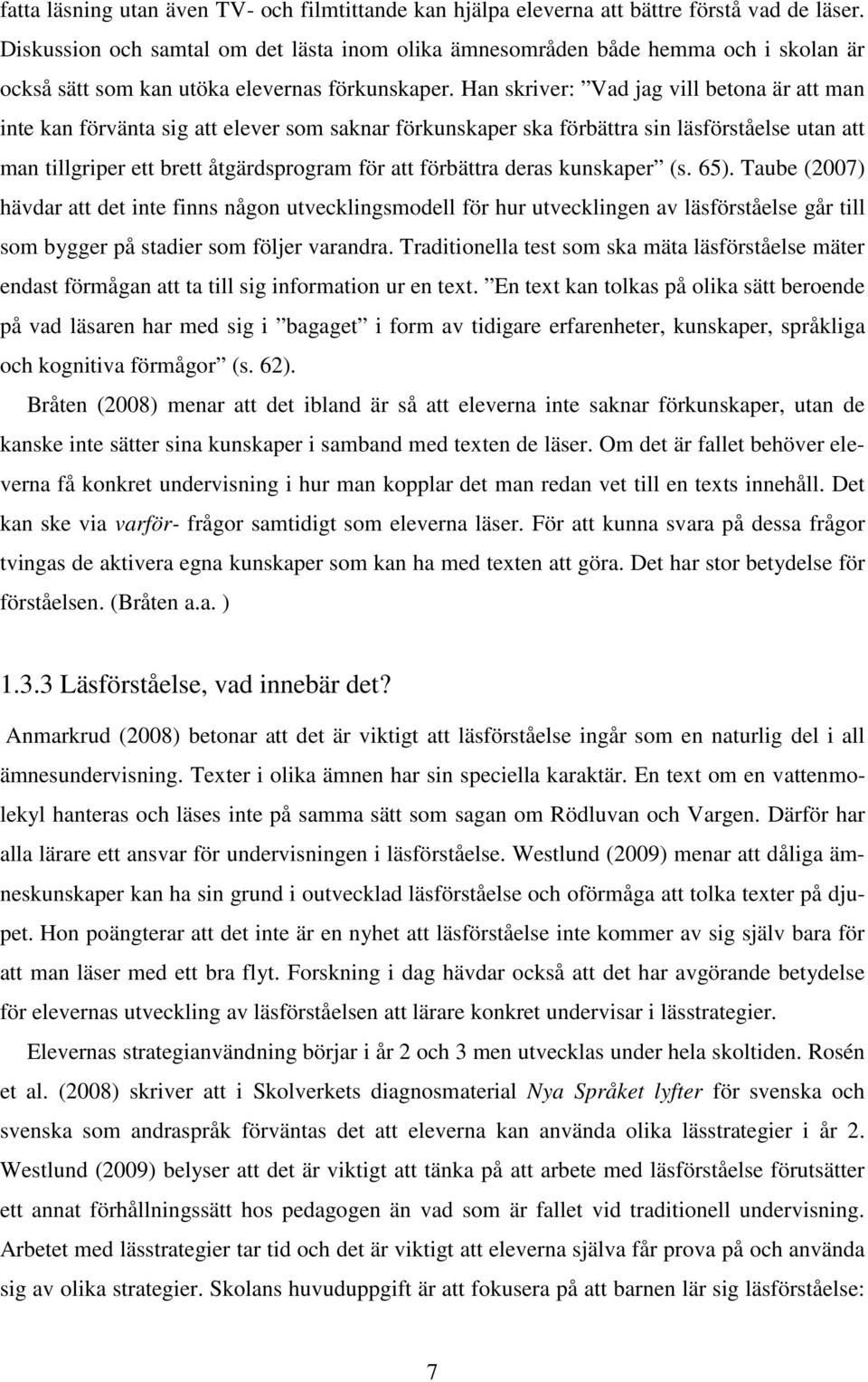 Han skriver: Vad jag vill betona är att man inte kan förvänta sig att elever som saknar förkunskaper ska förbättra sin läsförståelse utan att man tillgriper ett brett åtgärdsprogram för att förbättra