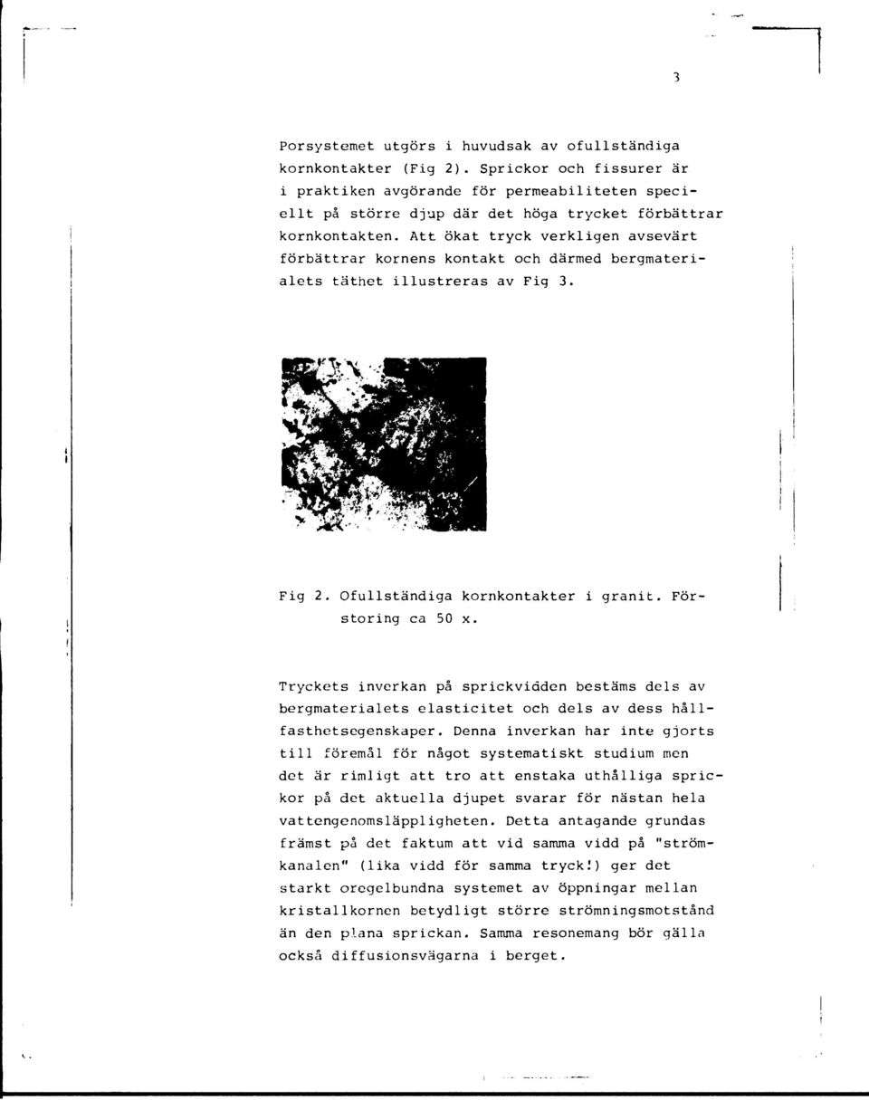 Att ökat tryck verkligen avsevärt förbättrar kornens kontakt och därmed bergmaterialets täthet illustreras av Fig 3. Fig 2. Ofullständiga kornkontakter i granit. Förstoring ca 50 x.