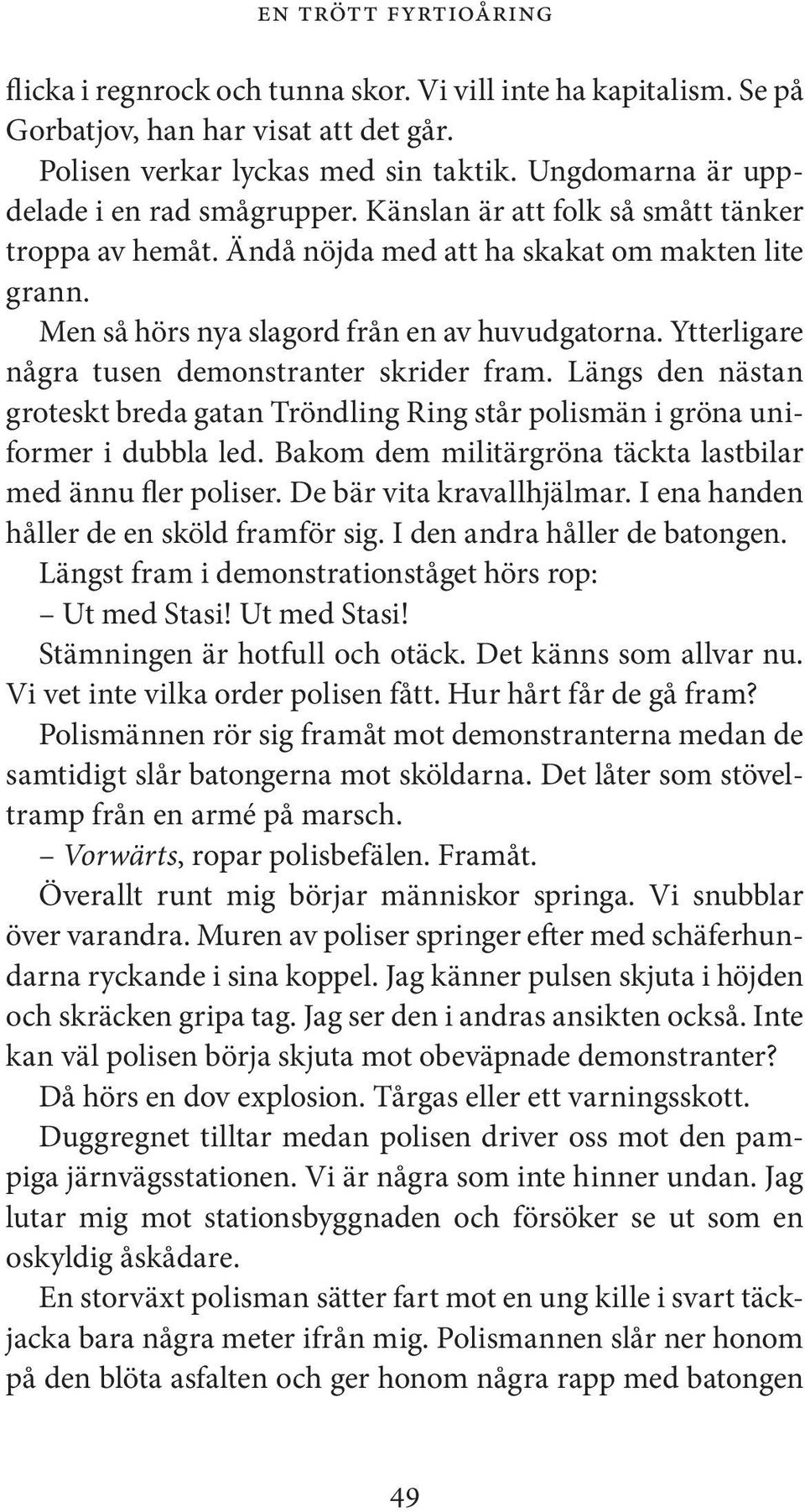 Ytterligare några tusen demonstranter skrider fram. Längs den nästan groteskt breda gatan Tröndling Ring står polismän i gröna uniformer i dubbla led.