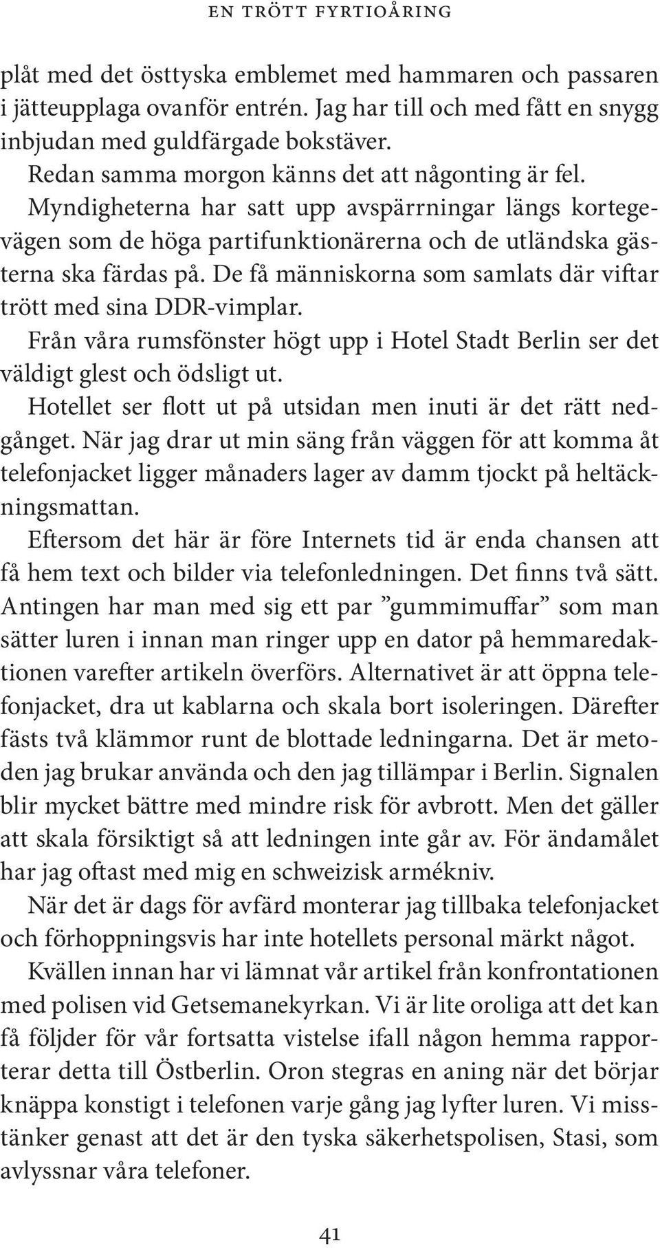 De få människorna som samlats där viftar trött med sina DDR-vimplar. Från våra rumsfönster högt upp i Hotel Stadt Berlin ser det väldigt glest och ödsligt ut.