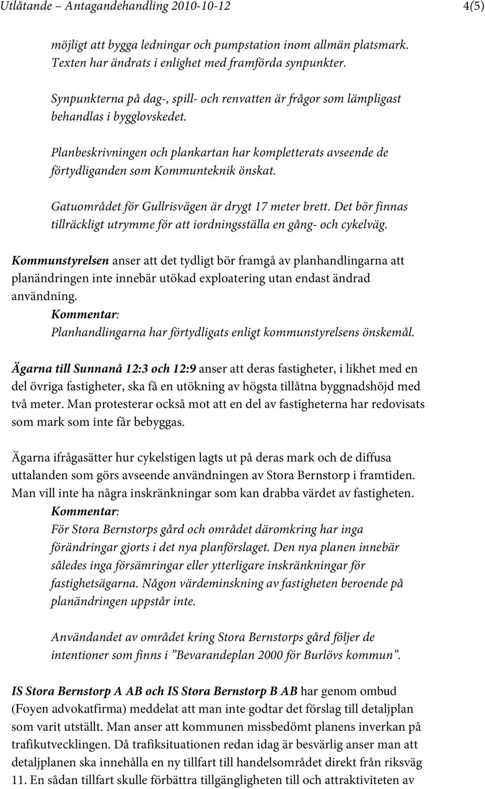 Gatuområdet för Gullrisvägen är drygt 17 meter brett. Det bör finnas tillräckligt utrymme för att iordningsställa en gång- och cykelväg.