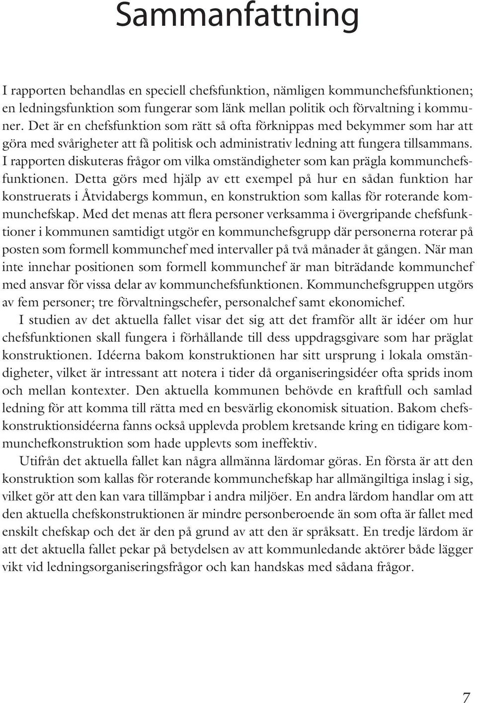 I rapporten diskuteras frågor om vilka omständigheter som kan prägla kommunchefsfunktionen.