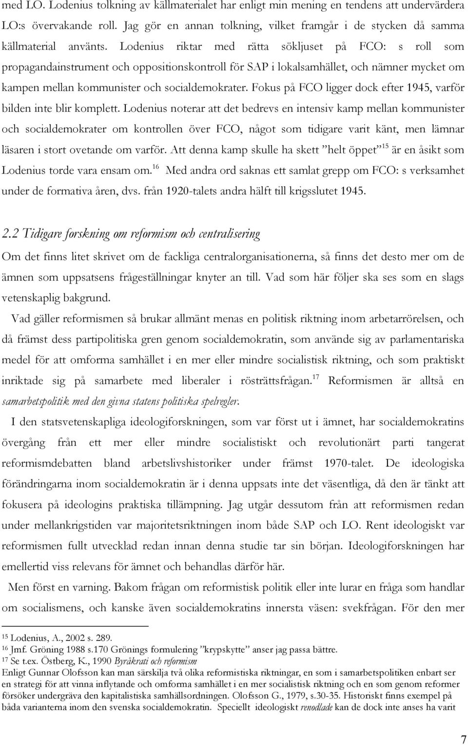 Lodenius riktar med rätta sökljuset på FCO: s roll som propagandainstrument och oppositionskontroll för SAP i lokalsamhället, och nämner mycket om kampen mellan kommunister och socialdemokrater.