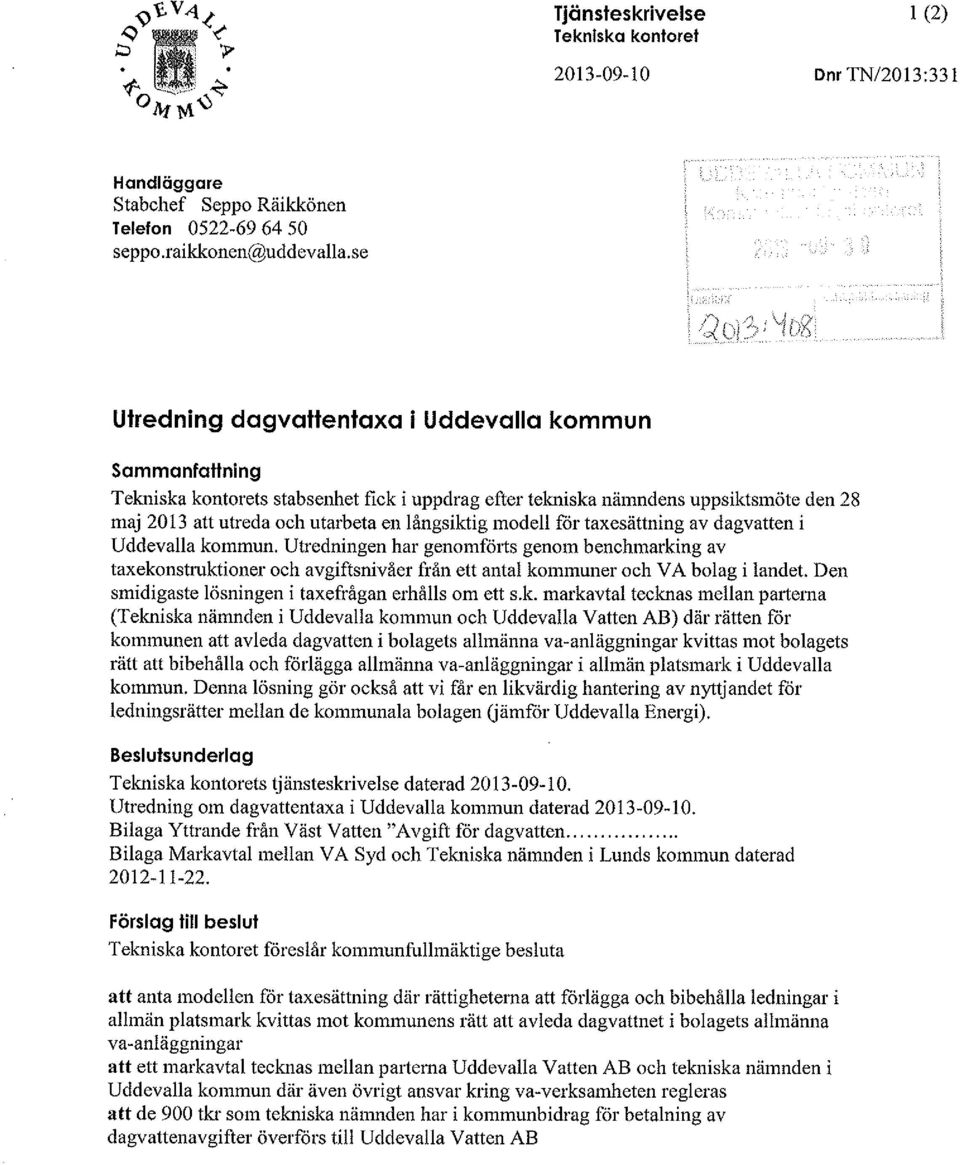 modell för taxesättning av dagvatten i Uddevalla kommun. Utredningen har genomfö1ts genom benchmarking av laxekonstruktioner och avgiftsnivåer från ett antal kommuner och V A bolag i landet.