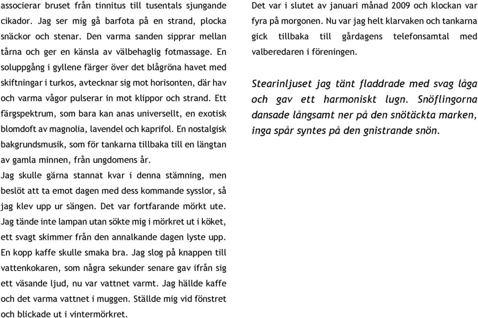 En soluppgång i gyllene färger över det blågröna havet med skiftningar i turkos, avtecknar sig mot horisonten, där hav och varma vågor pulserar in mot klippor och strand.