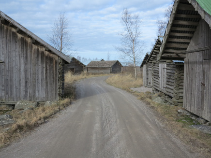 Men även här är farledsdjupet in till kajen otillräckligt. Harrströmfiskare krävde därför en skyddad båthamn till nordsidan av Södra Björkö. Båthusen har tidigare spelat en stor roll i folkets liv.