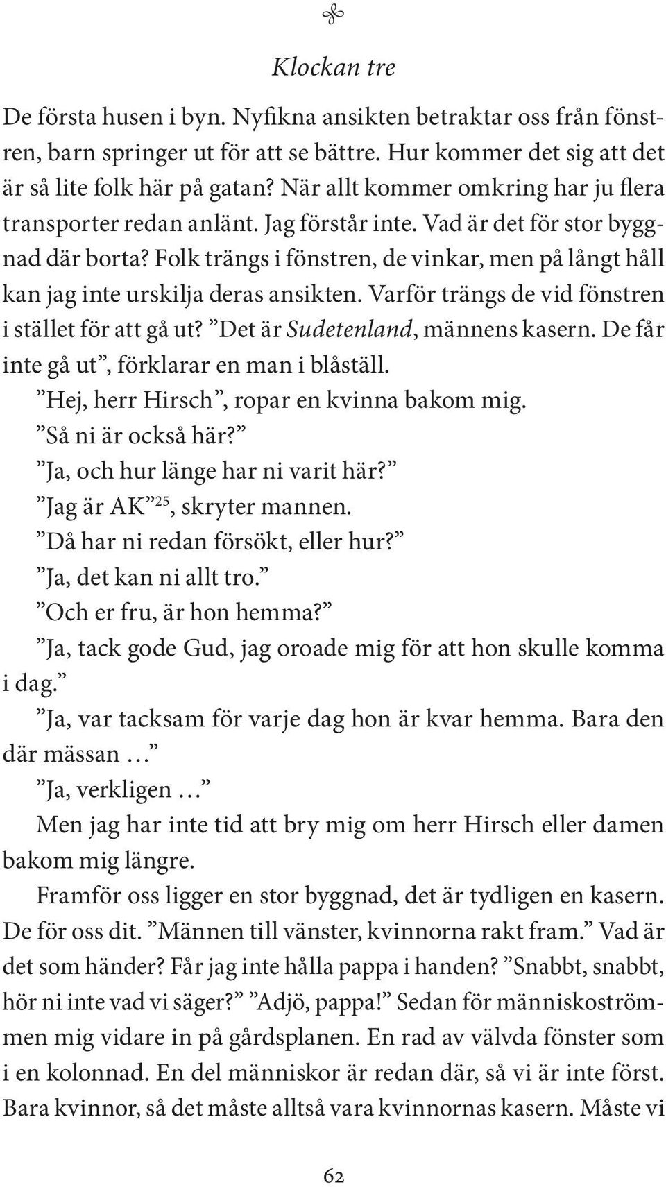 Folk trängs i fönstren, de vinkar, men på långt håll kan jag inte urskilja deras ansikten. Varför trängs de vid fönstren i stället för att gå ut? Det är Sudetenland, männens kasern.