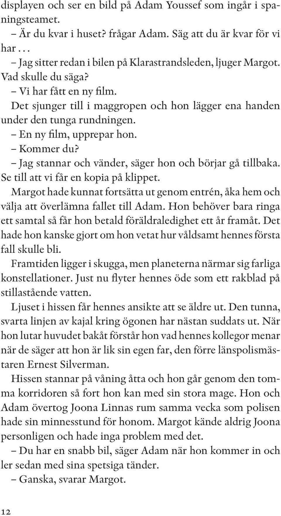 Jag stannar och vänder, säger hon och börjar gå tillbaka. Se till att vi får en kopia på klippet. Margot hade kunnat fortsätta ut genom entrén, åka hem och välja att överlämna fallet till Adam.