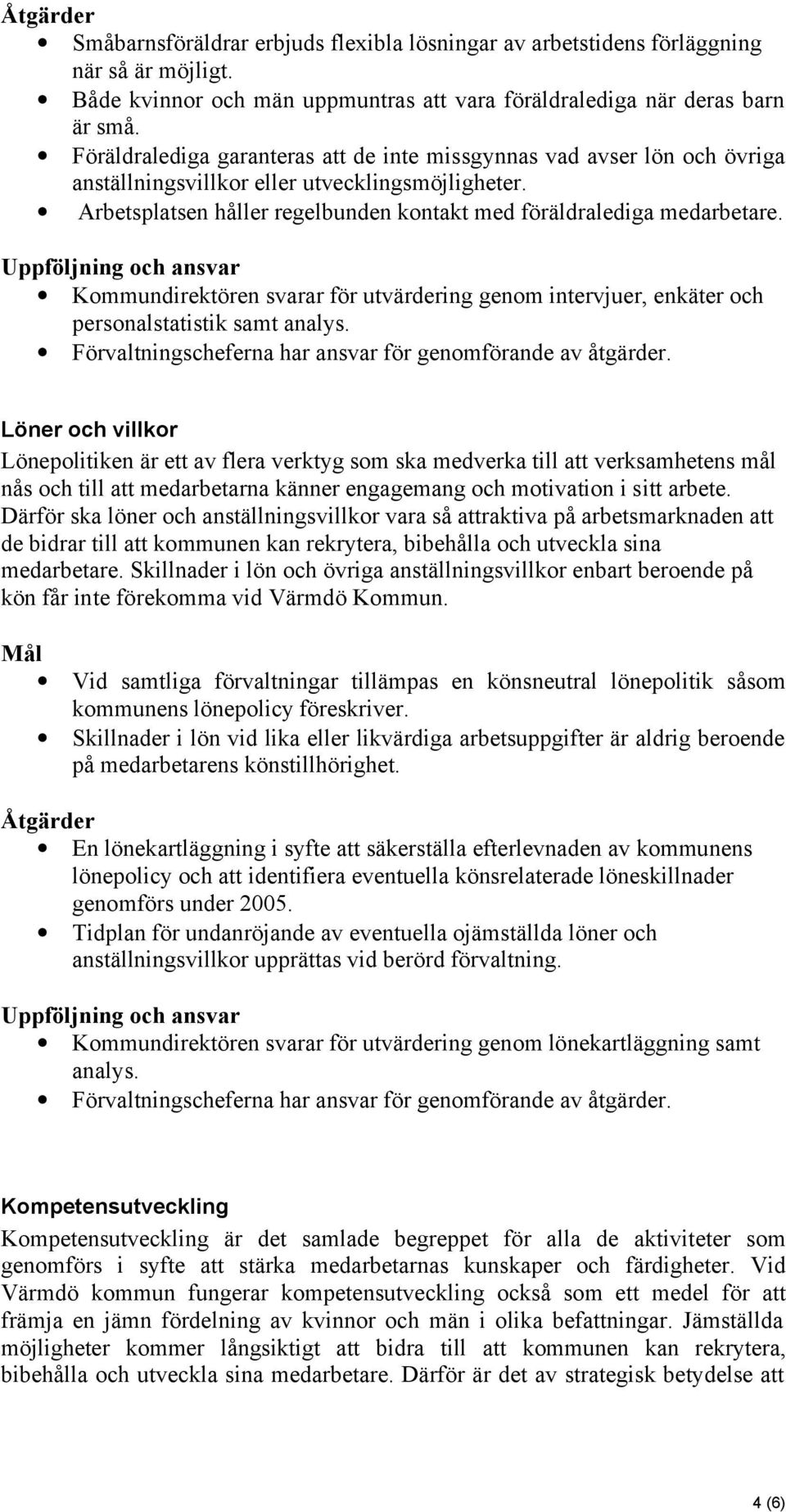 Kommundirektören svarar för utvärdering genom intervjuer, enkäter och personalstatistik samt analys.