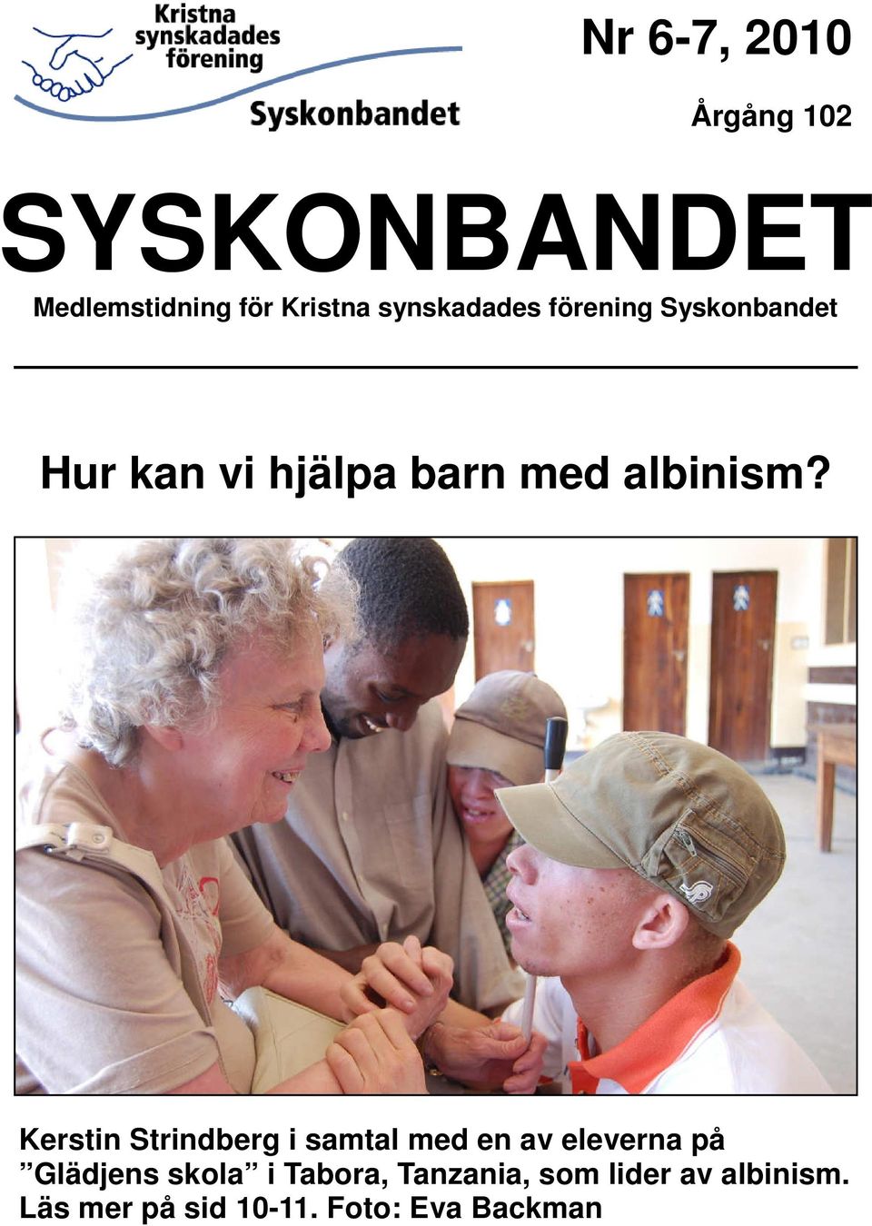 Kerstin Strindberg i samtal med en av eleverna på Glädjens skola i