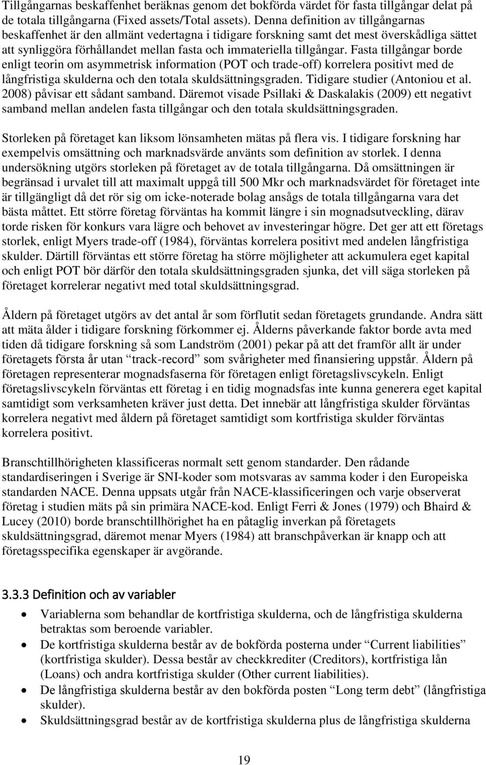 Fasta tillgångar borde enligt teorin om asymmetrisk information (POT och trade-off) korrelera positivt med de långfristiga skulderna och den totala skuldsättningsgraden.