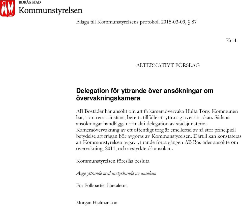 Kameraövervakning av ett offentligt torg är emellertid av så stor principiell betydelse att frågan bör avgöras av Kommunstyrelsen.