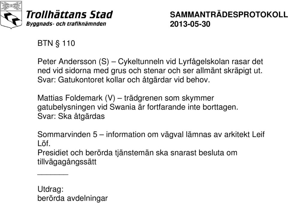 Mattias Foldemark (V) trädgrenen som skymmer gatubelysningen vid Swania är fortfarande inte borttagen.