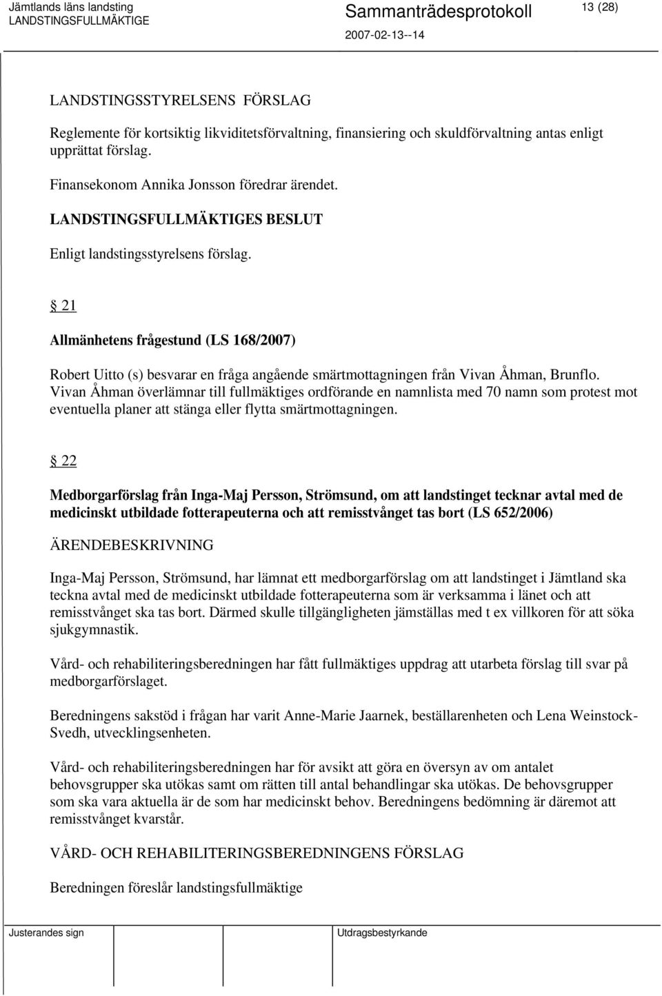 Vivan Åhman överlämnar till fullmäktiges ordförande en namnlista med 70 namn som protest mot eventuella planer att stänga eller flytta smärtmottagningen.