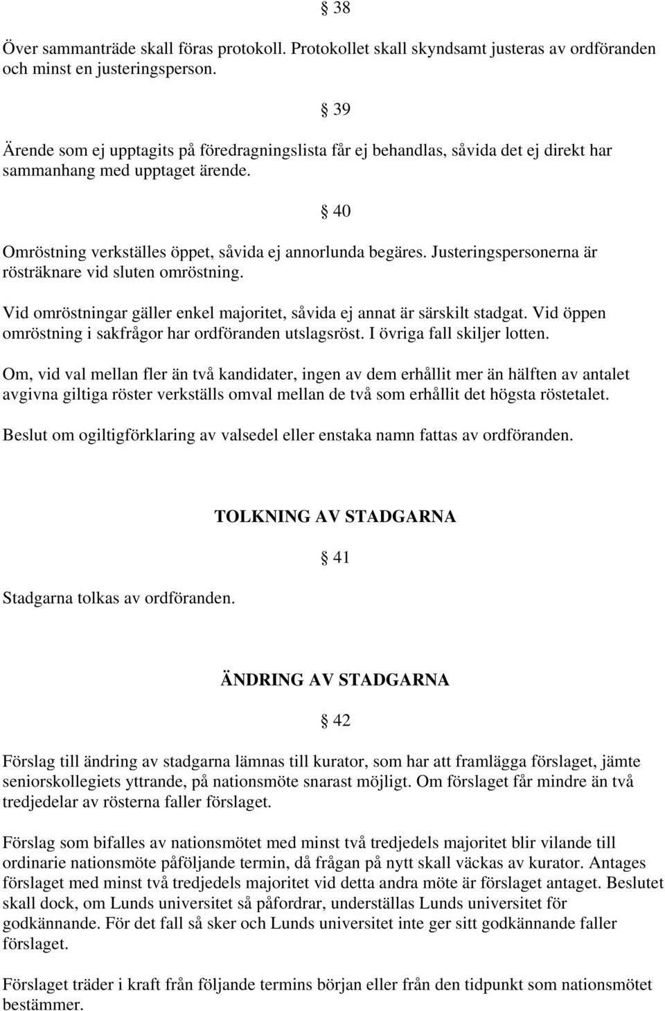 Justeringspersonerna är rösträknare vid sluten omröstning. Vid omröstningar gäller enkel majoritet, såvida ej annat är särskilt stadgat. Vid öppen omröstning i sakfrågor har ordföranden utslagsröst.