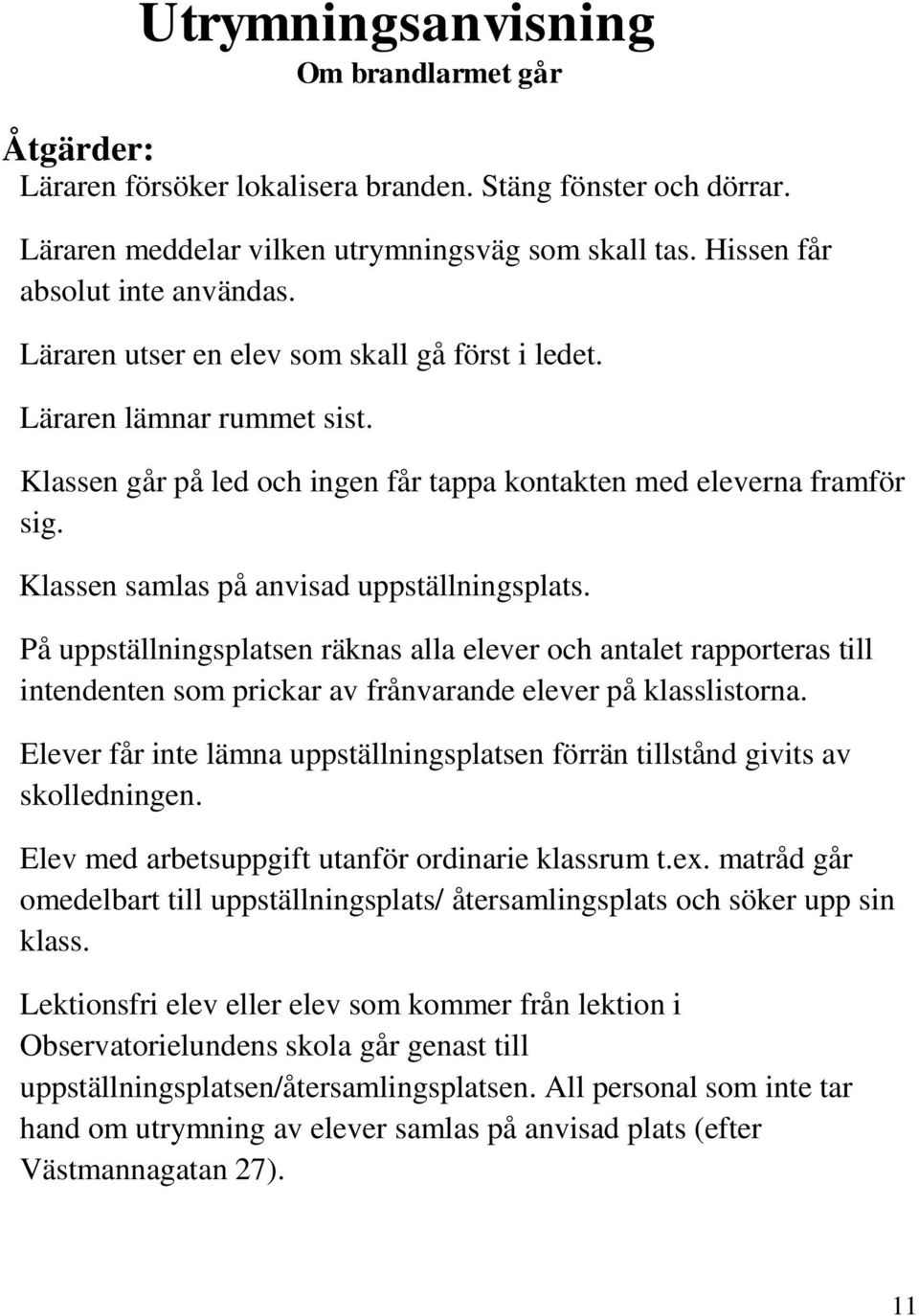 På uppställningsplatsen räknas alla elever och antalet rapporteras till intendenten som prickar av frånvarande elever på klasslistorna.