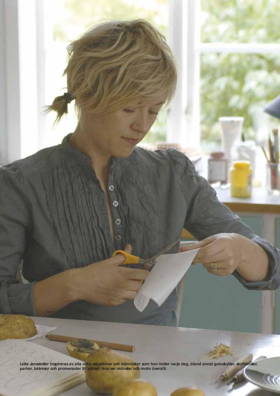 dag, bland annat gatuskyltar, skyltfönster, parker,