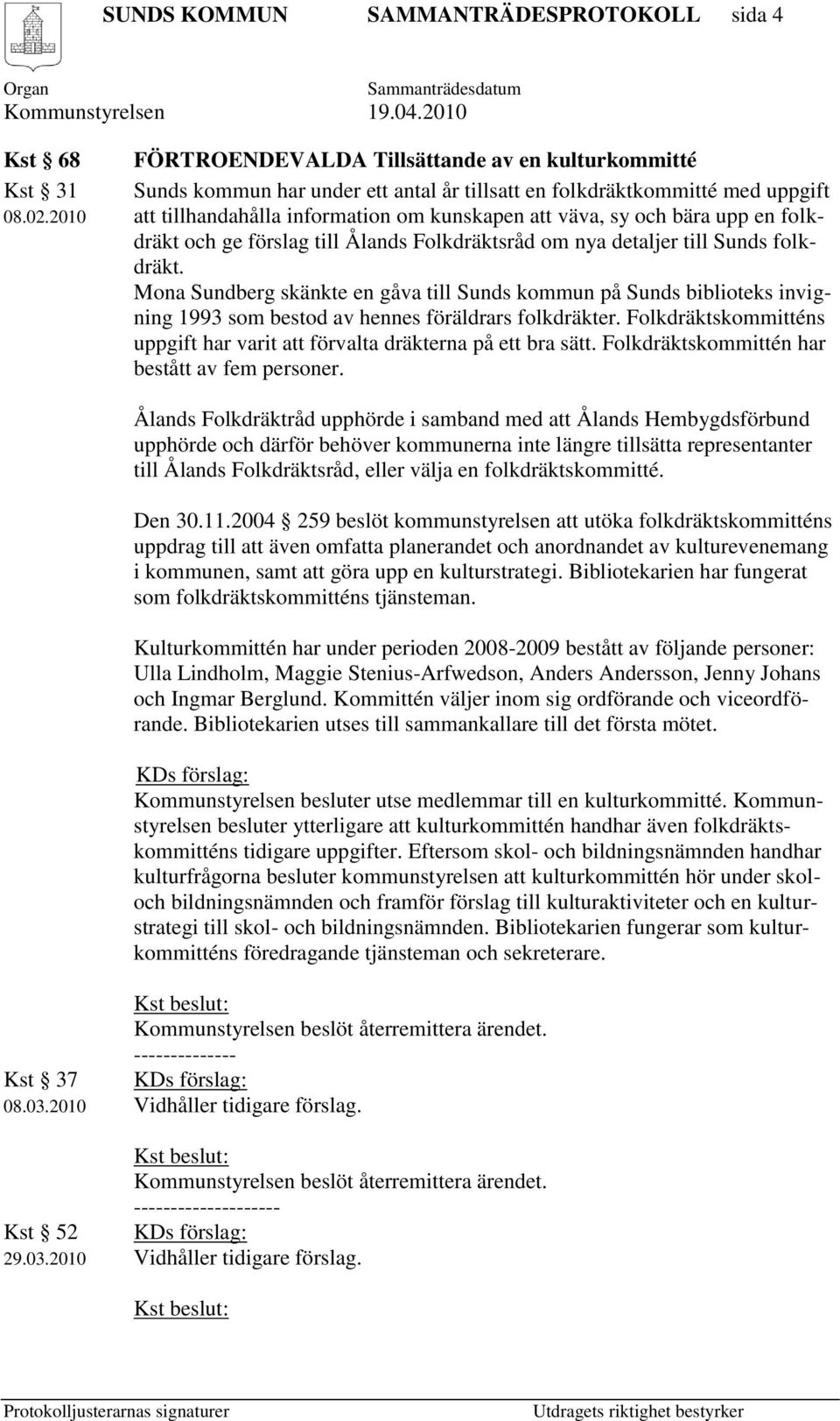 Mona Sundberg skänkte en gåva till Sunds kommun på Sunds biblioteks invigning 1993 som bestod av hennes föräldrars folkdräkter.