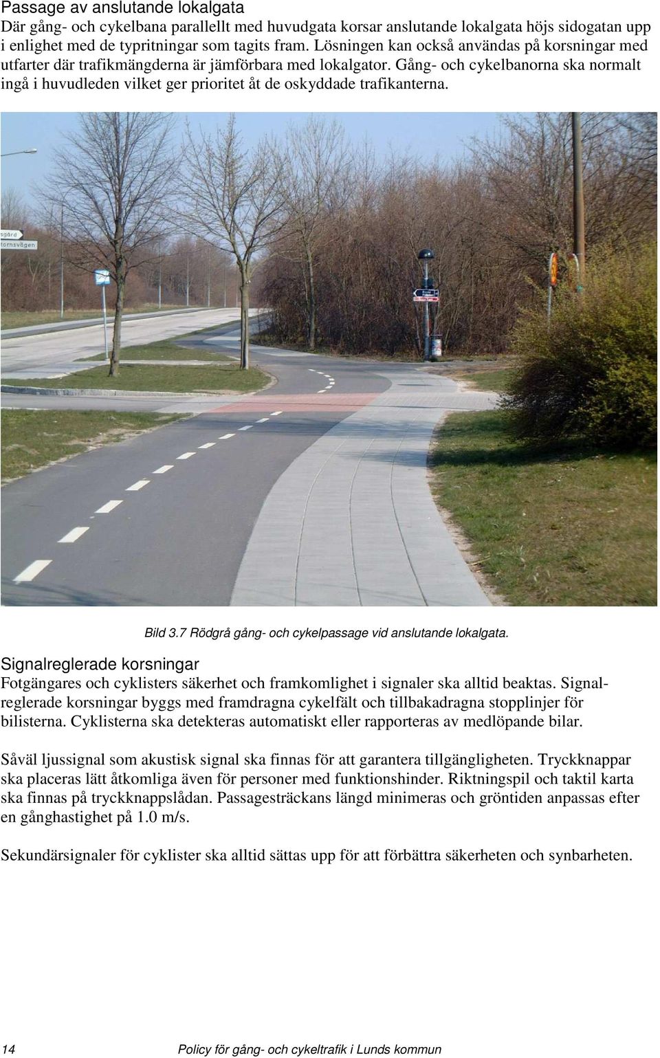 Gång- och cykelbanorna ska normalt ingå i huvudleden vilket ger prioritet åt de oskyddade trafikanterna. Bild 3.7 Rödgrå gång- och cykelpassage vid anslutande lokalgata.