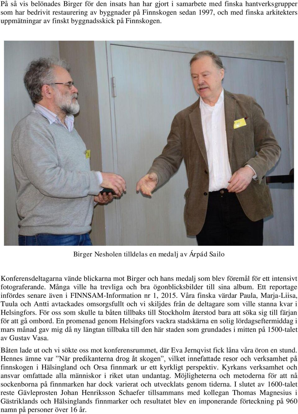 Birger Nesholen tilldelas en medalj av Árpád Sailo Konferensdeltagarna vände blickarna mot Birger och hans medalj som blev föremål för ett intensivt fotograferande.