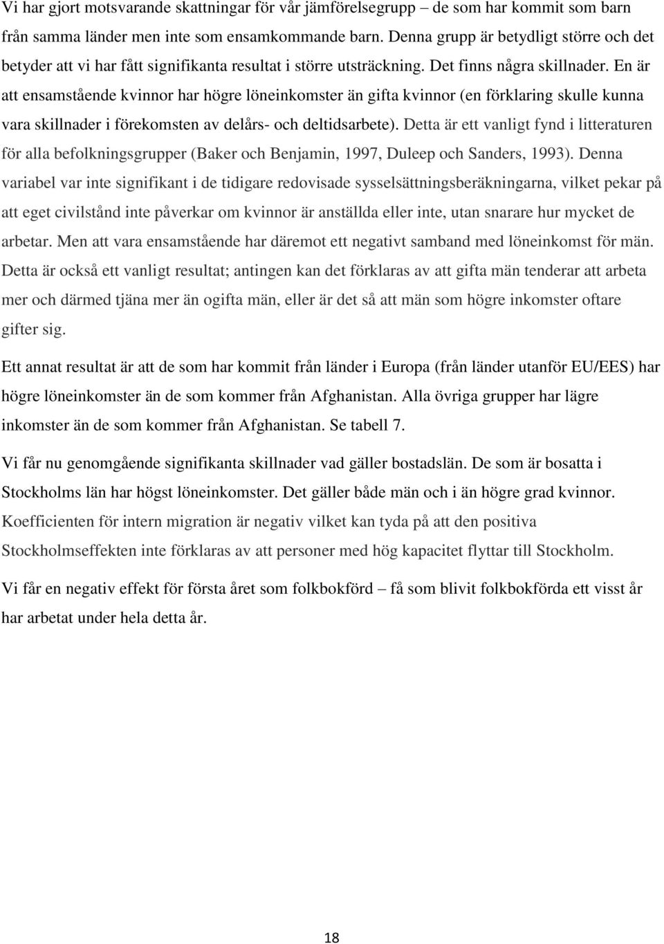 En är att ensamstående kvinnor har högre löneinkomster än gifta kvinnor (en förklaring skulle kunna vara skillnader i förekomsten av delårs- och deltidsarbete).