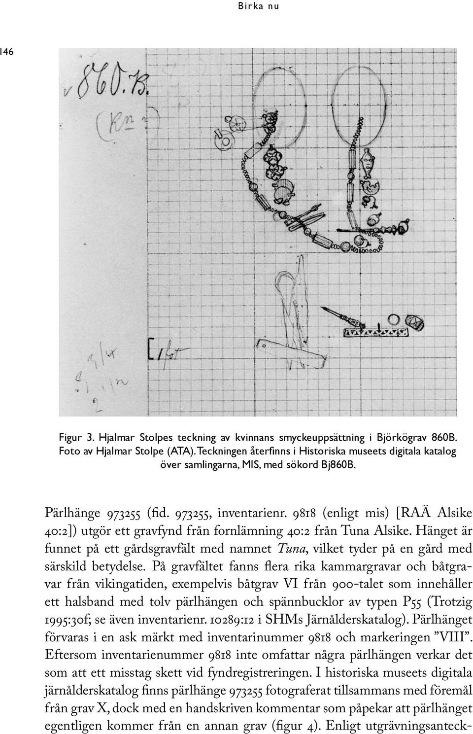 9818 (enligt mis) [RAÄ Alsike 40:2]) utgör ett gravfynd från fornlämning 40:2 från Tuna Alsike. Hänget är funnet på ett gårdsgravfält med namnet Tuna, vilket tyder på en gård med särskild betydelse.