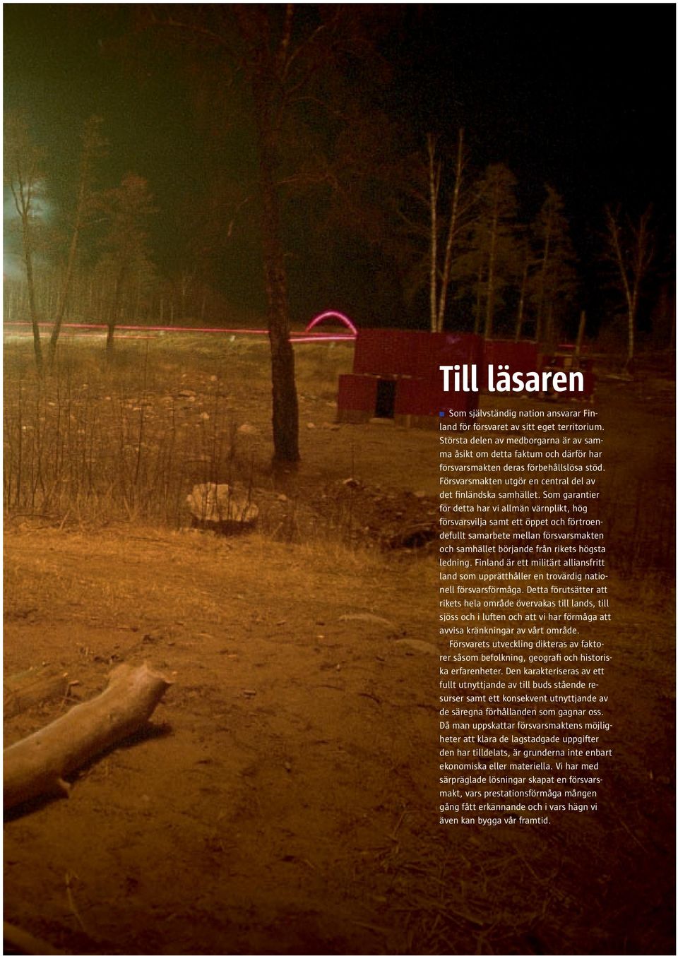 Som garantier för detta har vi allmän värnplikt, hög försvarsvilja samt ett öppet och förtroendefullt samarbete mellan försvarsmakten och samhället börjande från rikets högsta ledning.