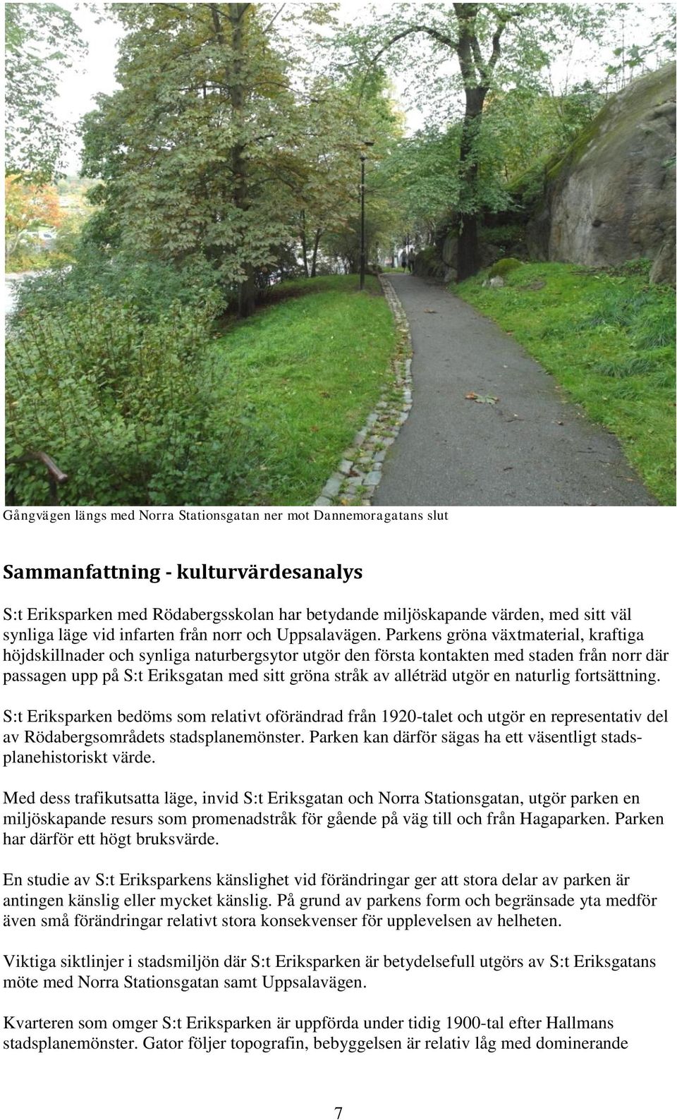 Parkens gröna växtmaterial, kraftiga höjdskillnader och synliga naturbergsytor utgör den första kontakten med staden från norr där passagen upp på S:t Eriksgatan med sitt gröna stråk av alléträd