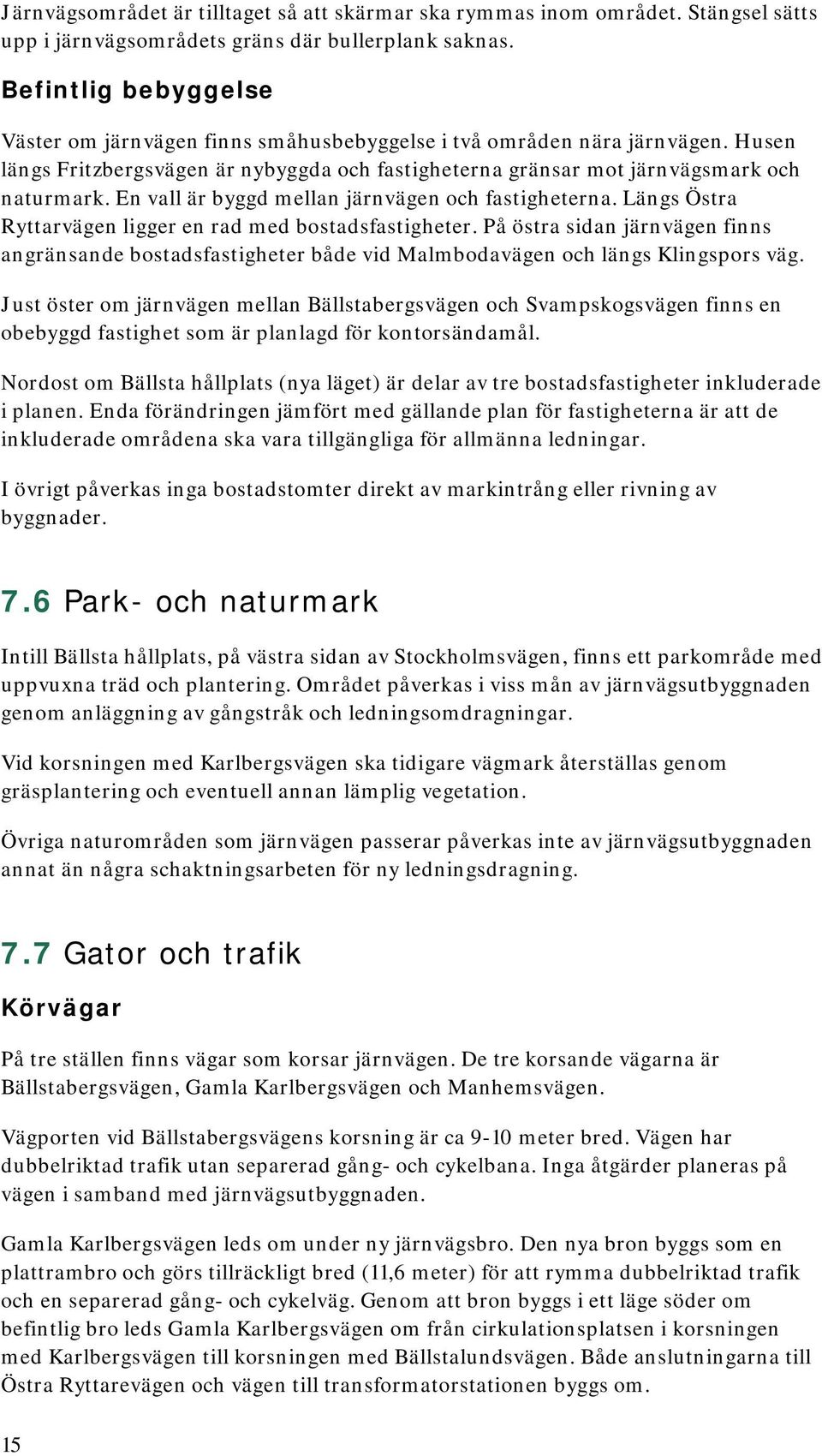 En vall är byggd mellan järnvägen och fastigheterna. Längs Östra Ryttarvägen ligger en rad med bostadsfastigheter.