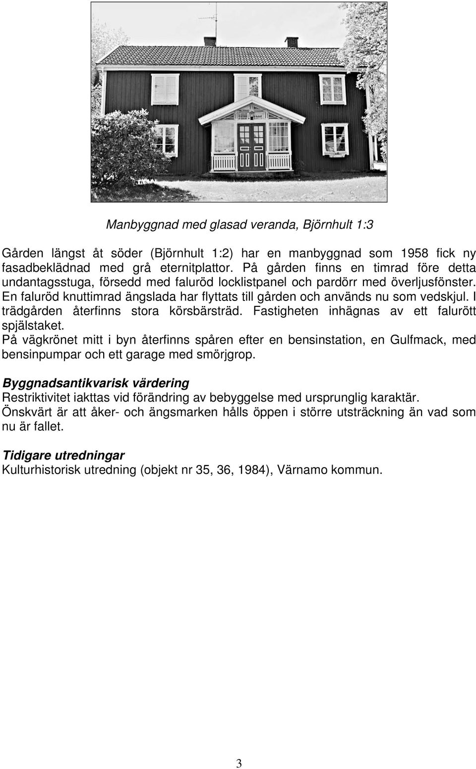 En faluröd knuttimrad ängslada har flyttats till gården och används nu som vedskjul. I trädgården återfinns stora körsbärsträd. Fastigheten inhägnas av ett falurött spjälstaket.