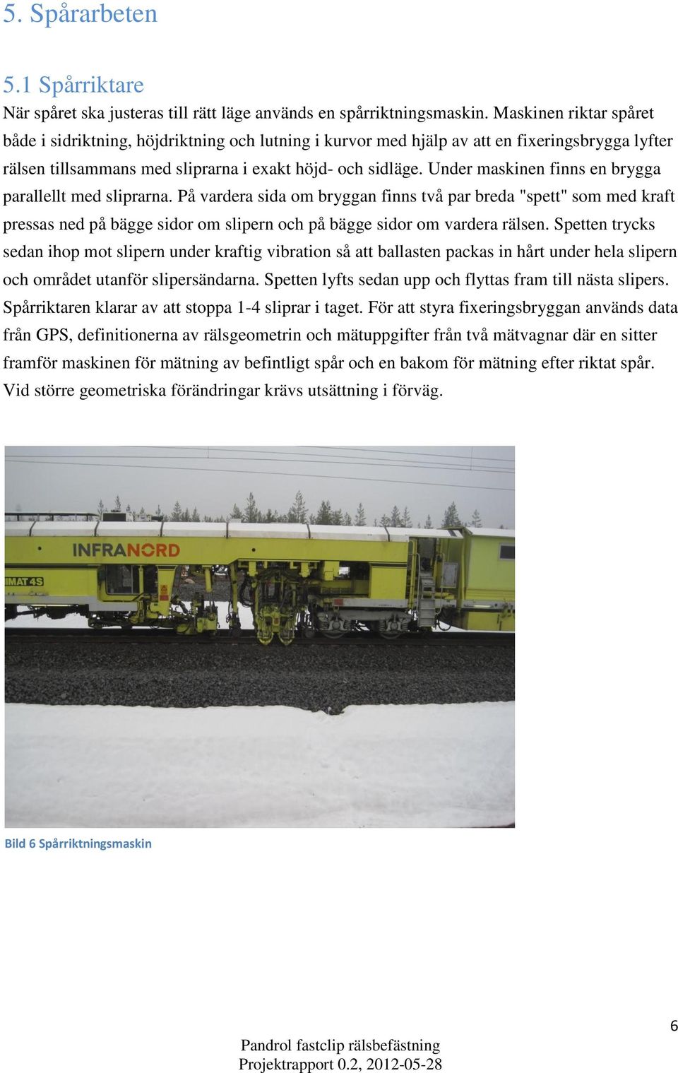 Under maskinen finns en brygga parallellt med sliprarna.