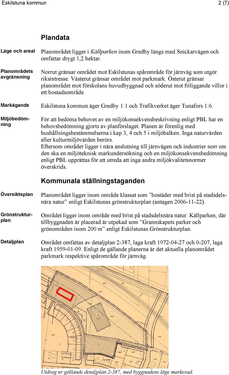 Österut gränsar planområdet mot förskolans huvudbyggnad och söderut mot friliggande villor i ett bostadsområde. Markägande Eskilstuna kommun äger Gredby 1:1 och Trafikverket äger Tunafors 1:6.