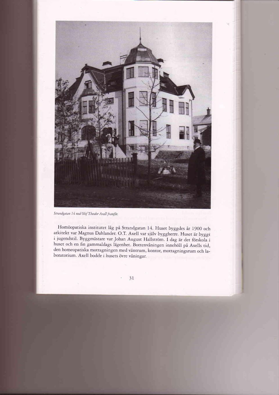 Byggmtistare varjohan August Hallstrom. r dag tir det f<;rskoia i huset och en fin gammaldags ldgenhet.