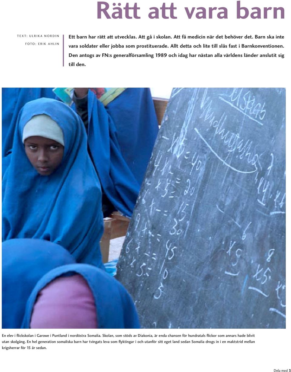 Den antogs av FN:s generalförsamling 1989 och idag har nästan alla världens länder anslutit sig till den. En elev i flickskolan i Garowe i Puntland i nordöstra Somalia.