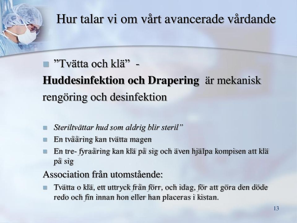 fyraåring kan klä på sig och även hjälpa kompisen att klä på sig Association från utomstående: Tvätta o