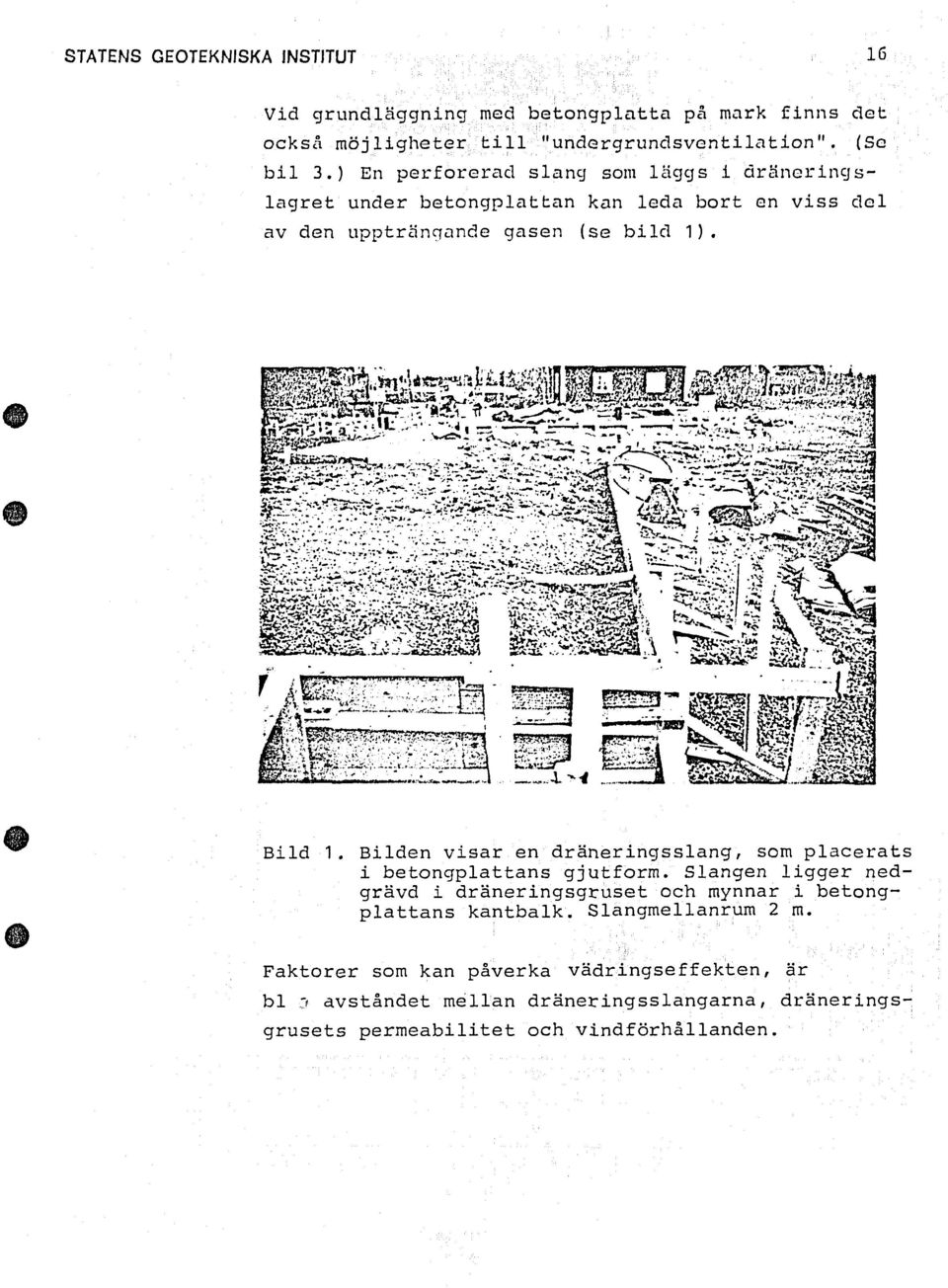 Bilden visar en dräneringsslang, som placerats i betongplattans gjutform.