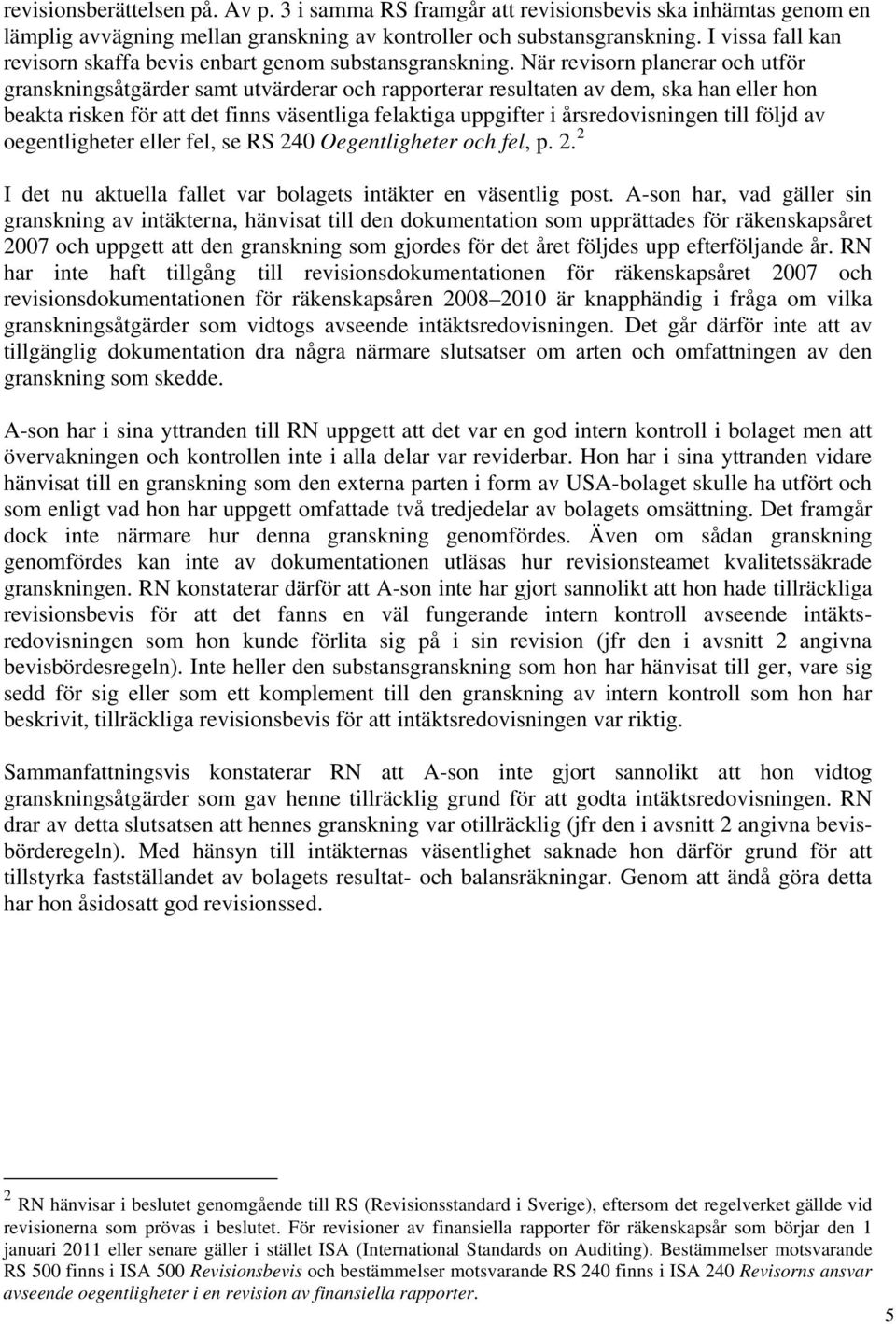 När revisorn planerar och utför granskningsåtgärder samt utvärderar och rapporterar resultaten av dem, ska han eller hon beakta risken för att det finns väsentliga felaktiga uppgifter i