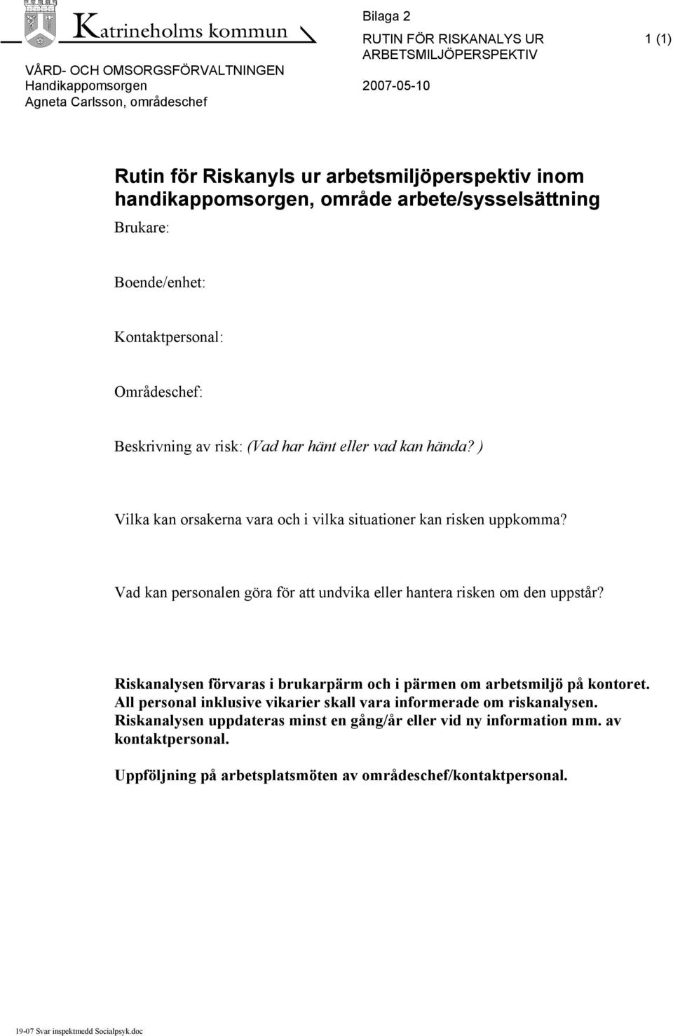 ) Vilka kan orsakerna vara och i vilka situationer kan risken uppkomma? Vad kan personalen göra för att undvika eller hantera risken om den uppstår?