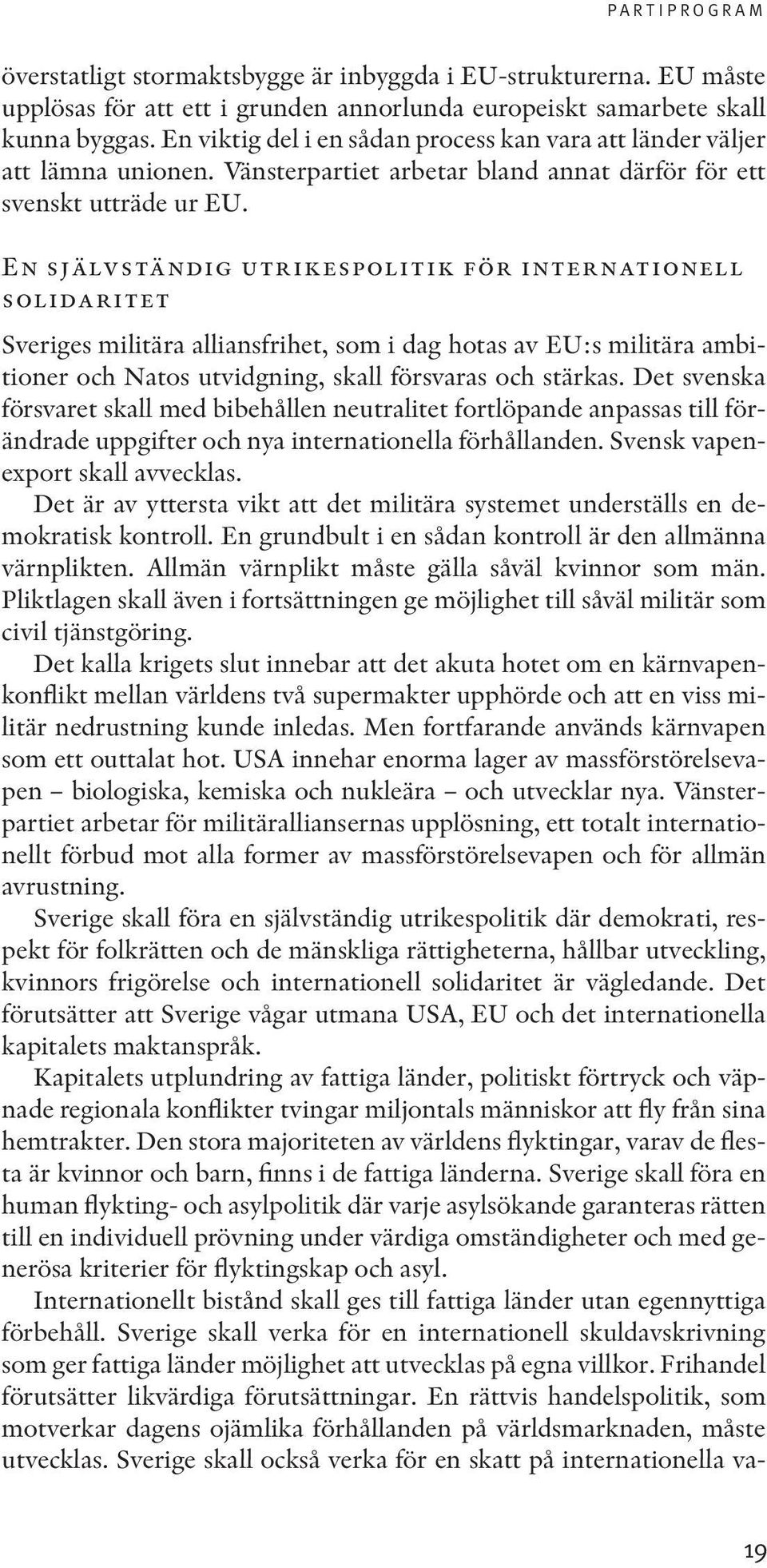 En självständig utrikespolitik för internationell solidaritet Sveriges militära alliansfrihet, som i dag hotas av EU:s militära ambitioner och Natos utvidgning, skall försvaras och stärkas.