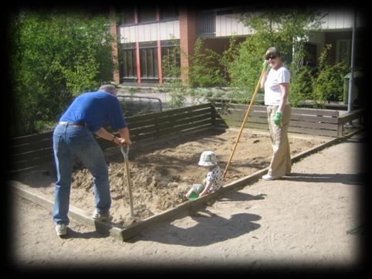 MAJ 2008 Kåpan Nytt Städdagen den 10 maj Lördagen den 10 maj började med strålande solsken och skön sommarvärme. Många i föreningen kom till städdagen och arbetet gick med flygande fart.