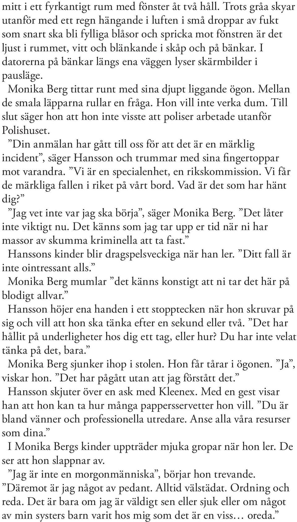 I datorerna på bänkar längs ena väggen lyser skärmbilder i pausläge. Monika Berg tittar runt med sina djupt liggande ögon. Mellan de smala läpparna rullar en fråga. Hon vill inte verka dum.